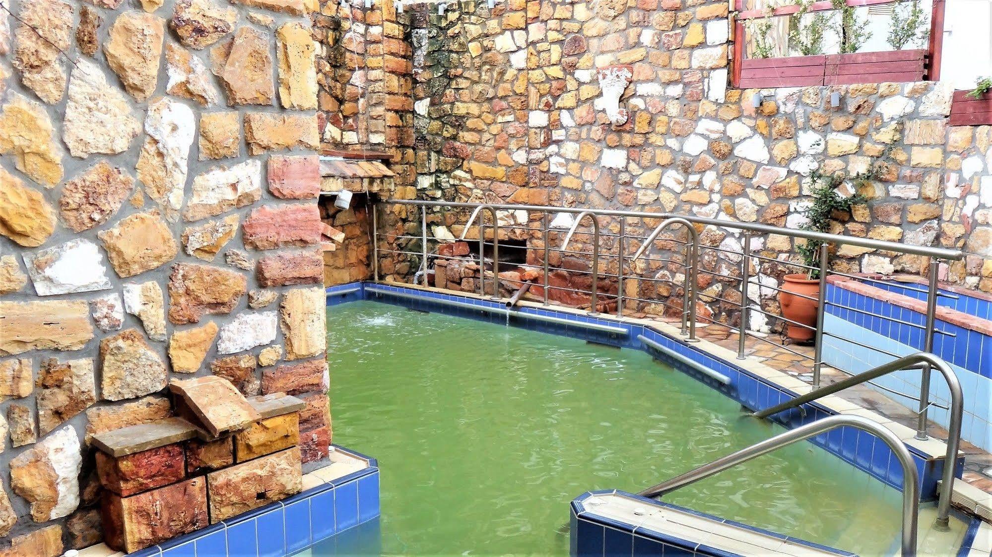 9 Queens Spa Hotel Loutra Aidhipsou Exteriör bild
